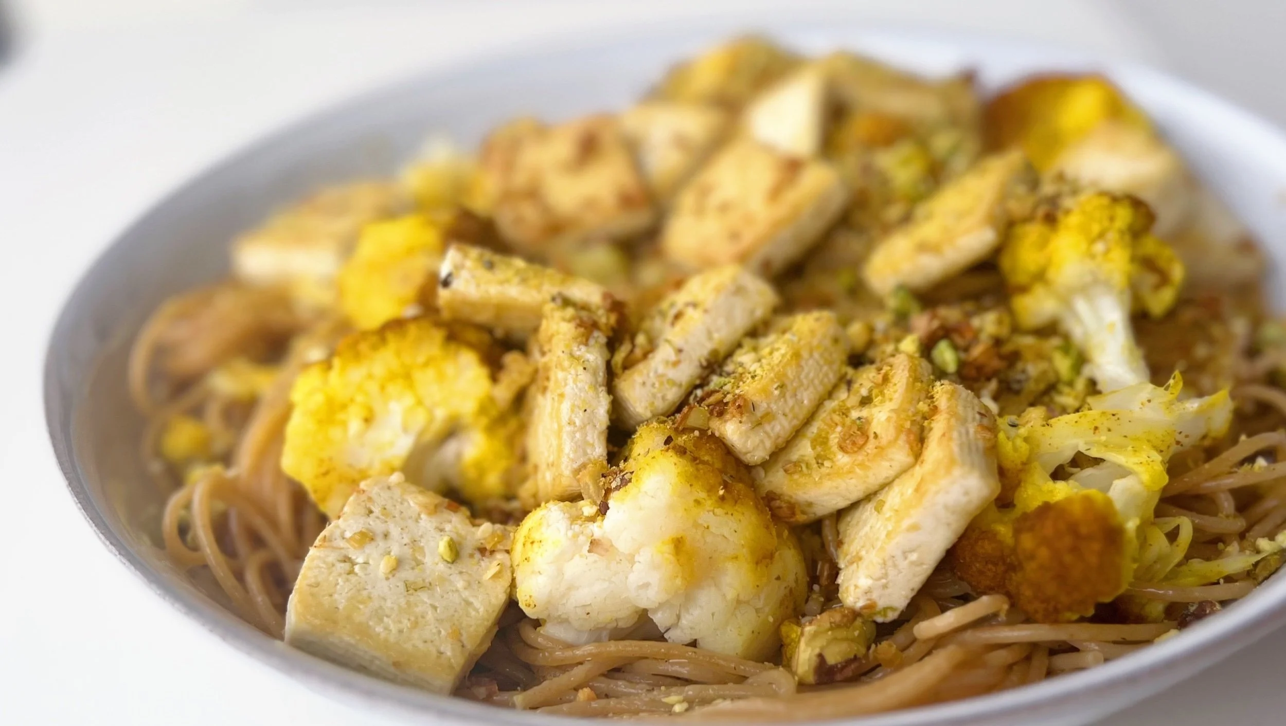 Sitruunaruoho-marinoitu tofu, pastaa ja pistaasiparmesan