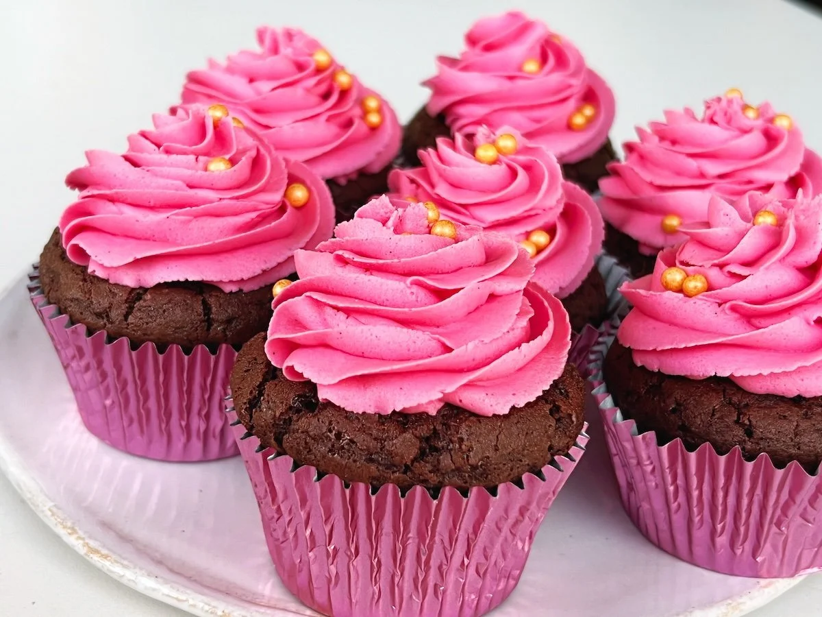 Vegaaniset suklaakuppikakut vaniljakuorrutteella (gluteeniton, pähkinätön, maidoton)