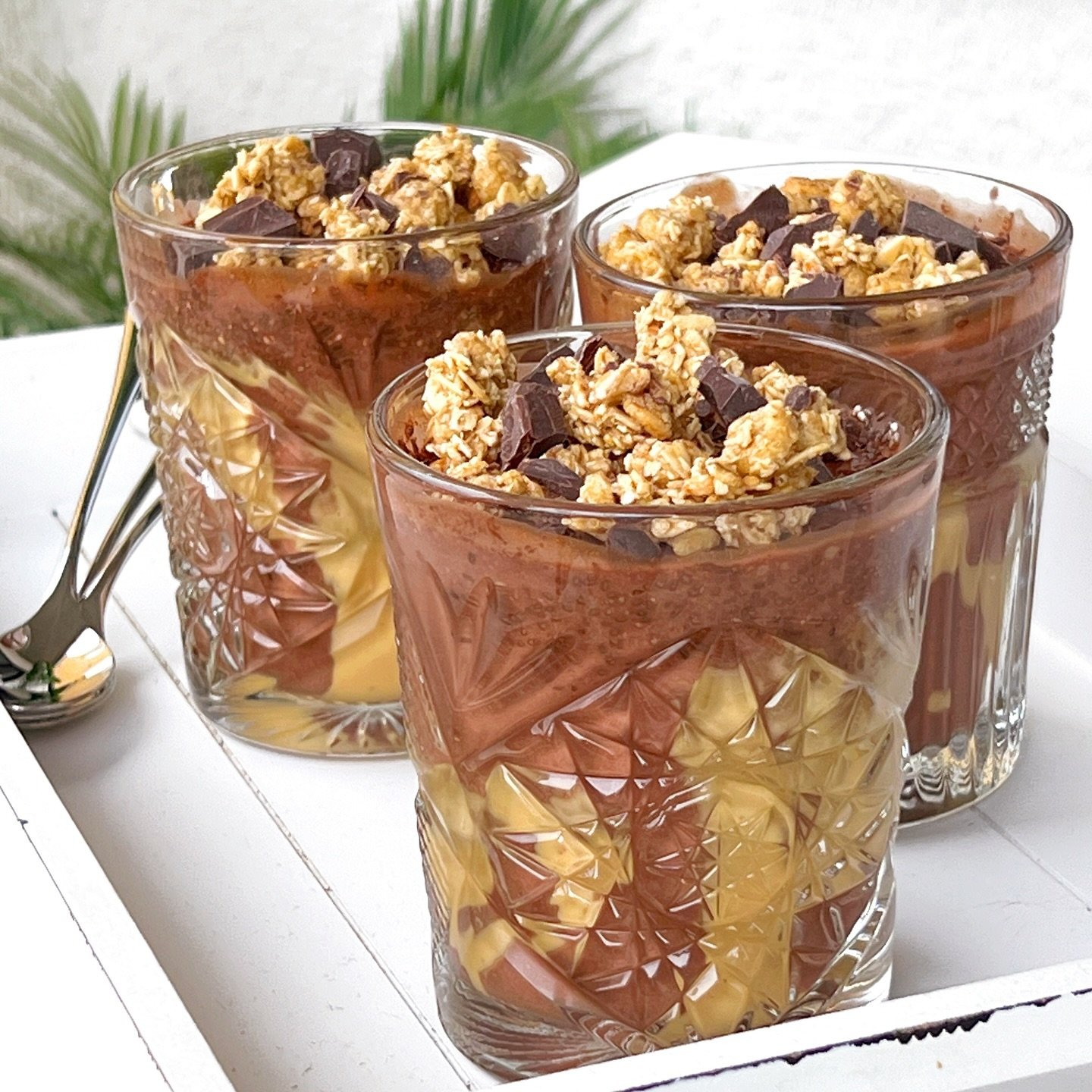 Lomakauden aamupaloja 😁 tosin n&auml;&auml; on niin helppoja, ett&auml; menisi loistavasti arjessakin! Suklaista, t&auml;ytel&auml;ist&auml; chia-moussea ja maap&auml;hkin&auml;voita. Love it! 😍 ripottelin p&auml;&auml;lle v&auml;h&auml;n kauragran