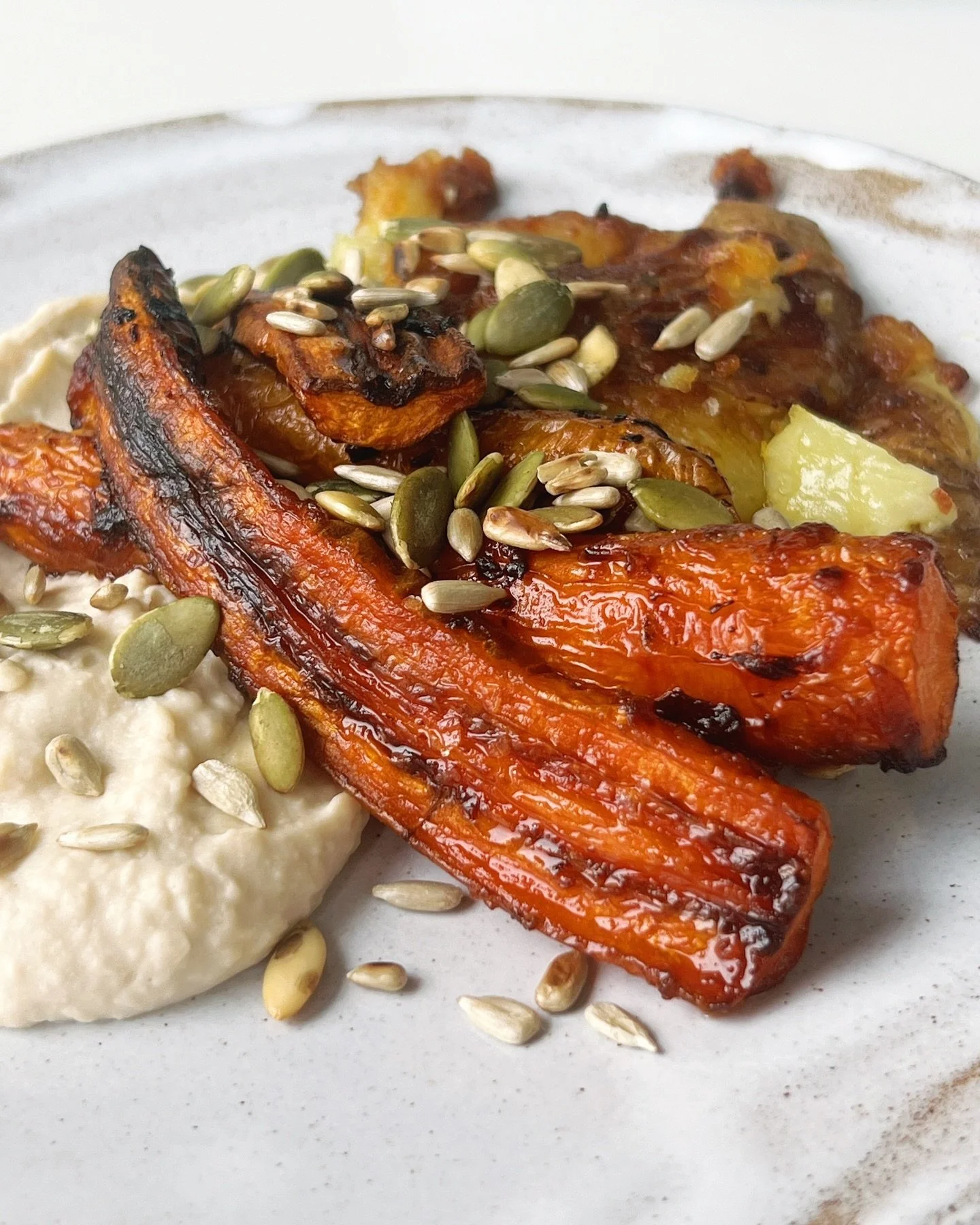 Nauratti v&auml;h&auml;n t&auml;&auml; musiikkivalinta 😅 &rdquo;under the sun&rdquo; on v&auml;h&auml;n kaukana t&auml;st&auml; s&auml;&auml;st&auml;, mutta lautasella on aurinkoa sent&auml;&auml;n 😅 Lasten l&auml;hdetty&auml; is&auml;lleen, oon l&