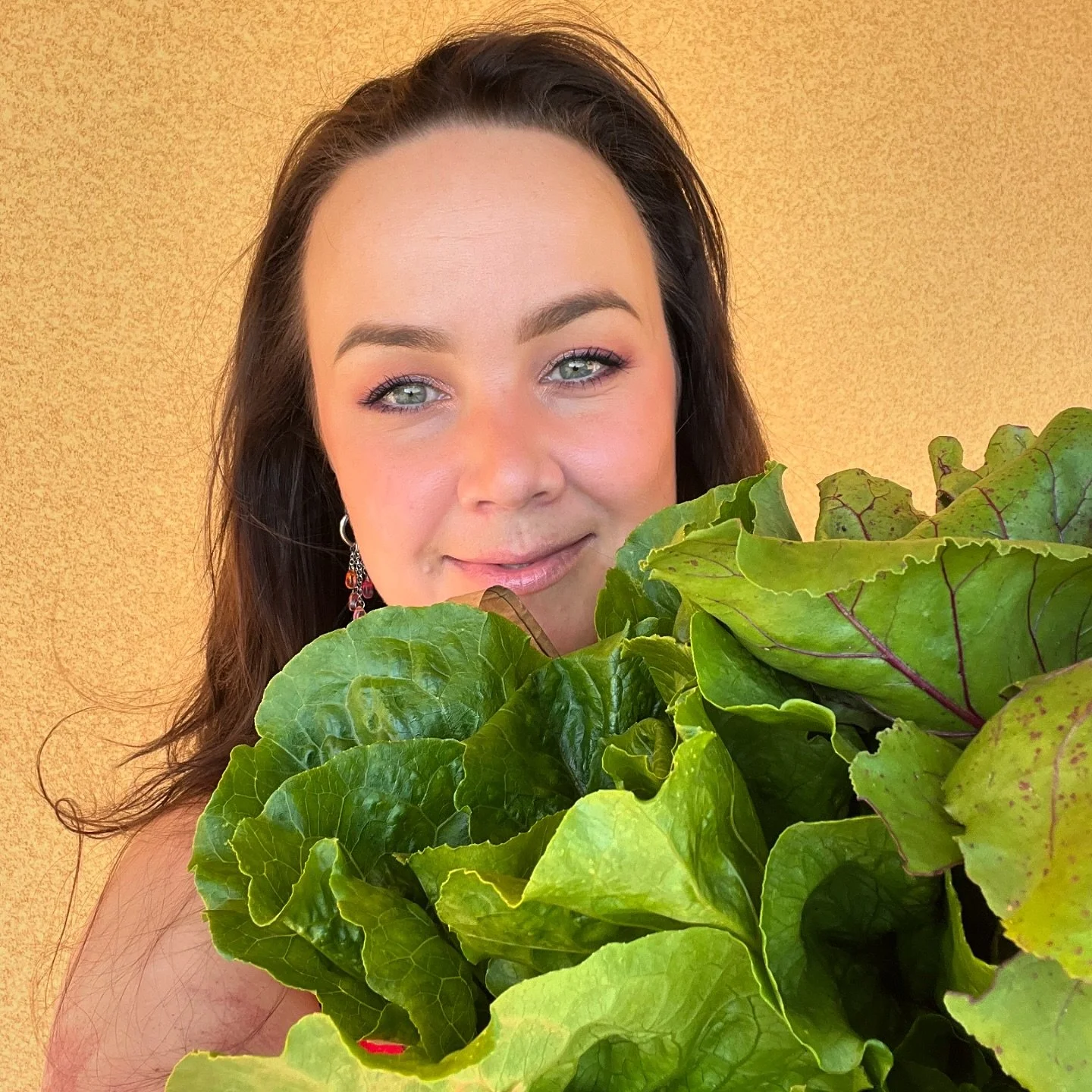 Happy place 😍
Hain taas perjantain kunniaksi @ylikefarm vegekassin ja fiilistelen t&auml;t&auml; aivan tuoreiden kasvisten m&auml;&auml;r&auml;&auml;! 🤩 

Herkistyn melkein n&auml;iden tuoreiden kasvisten &auml;&auml;rell&auml;. Veikkaan, ett&auml;