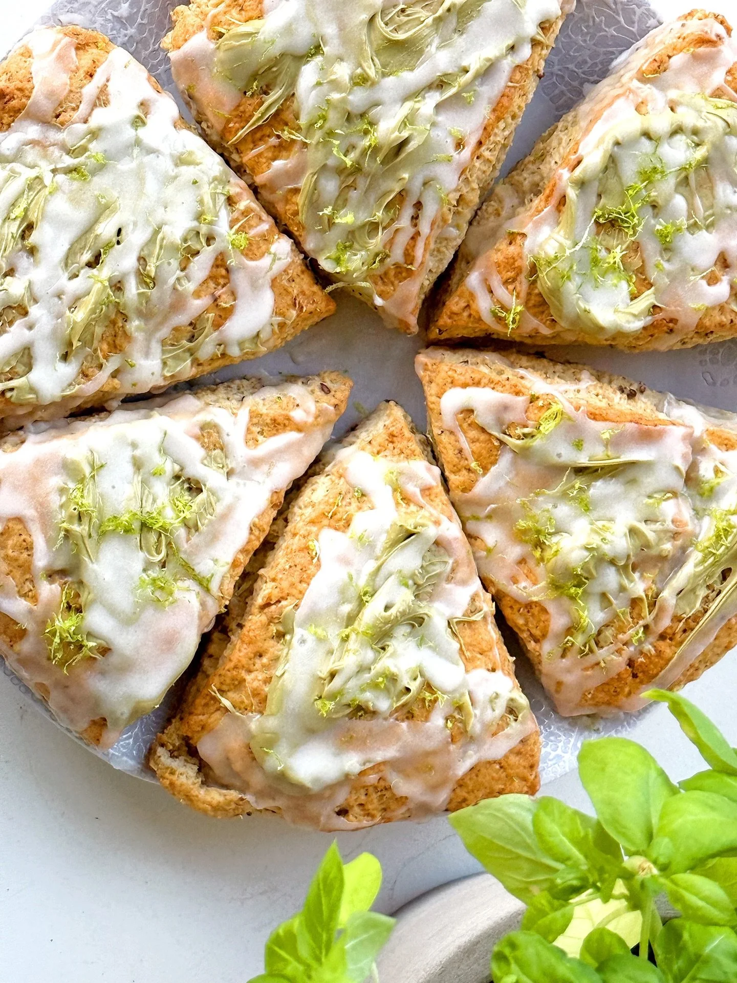Ihanat pistaasiskonssit sunnuntaiaamun iloksi 😍 Mehev&auml;mpi&auml; kuin monet tavalliset skonssit ja siksi t&auml;ydellisi&auml; 🤌🏼🤌🏼

AINEKSET

5 dl vehn&auml;jauhoja
1 rkl leivinjauhetta
1,5 rkl pellavansiemeni&auml; jauhettuna
1/2 tl suolaa
