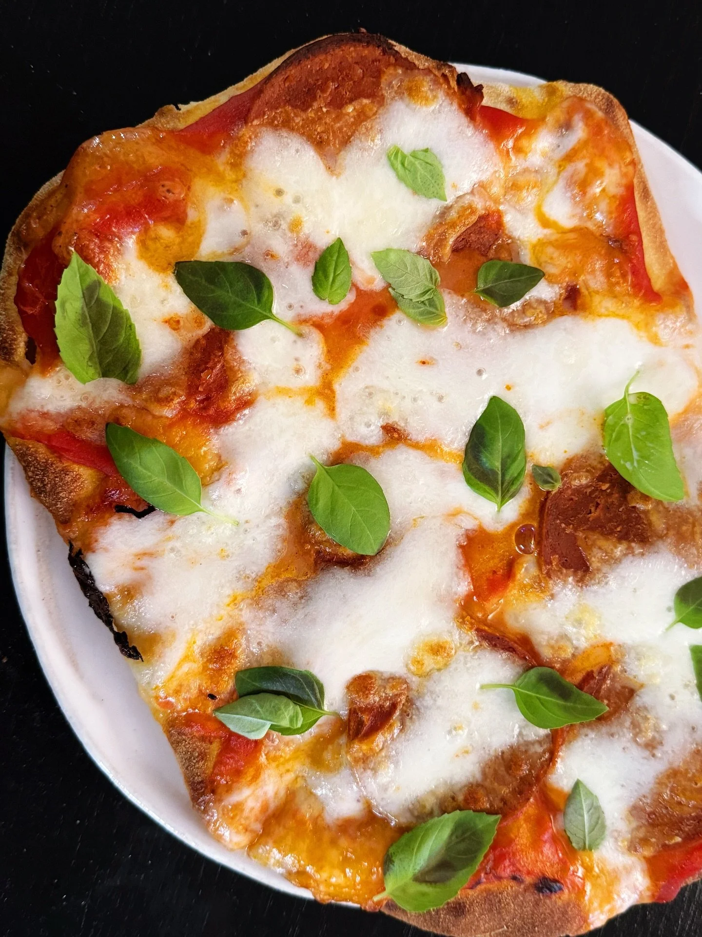 T&auml;n&auml;&auml;n testasin Coop:in valmiita pinsapohjia ja niist&auml; tuli ihan &auml;lytt&ouml;m&auml;n hyv&auml;t pizzat! 🤩 T&auml;h&auml;n menness&auml; oma suosikki on ollut Fazerin valmiit pizzapohjat pakastealtaasta (silloin kun en ole ja