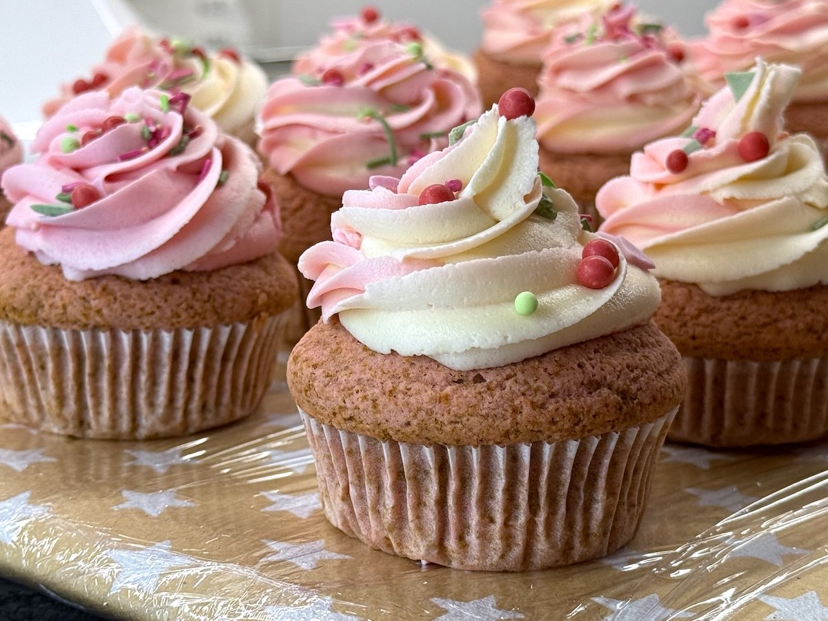 Jouluiset piparkakku-kuppikakut (vegaaniset)