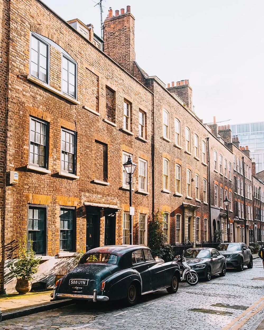 When he pulls up in the vintage sheesh ...... 😍😍😍 ooh child. 

Is it me ... are is this car just sexy as hell. 

Anyways let me introduce you to Elder Street one of the oldest steers in Spitafields, if you&rsquo;re interested in 18th century doors and buildings this is the street for you. 

It&rsquo;s a super quite street and sometimes you&rsquo;ll see some cute vintage car in front of the houses.