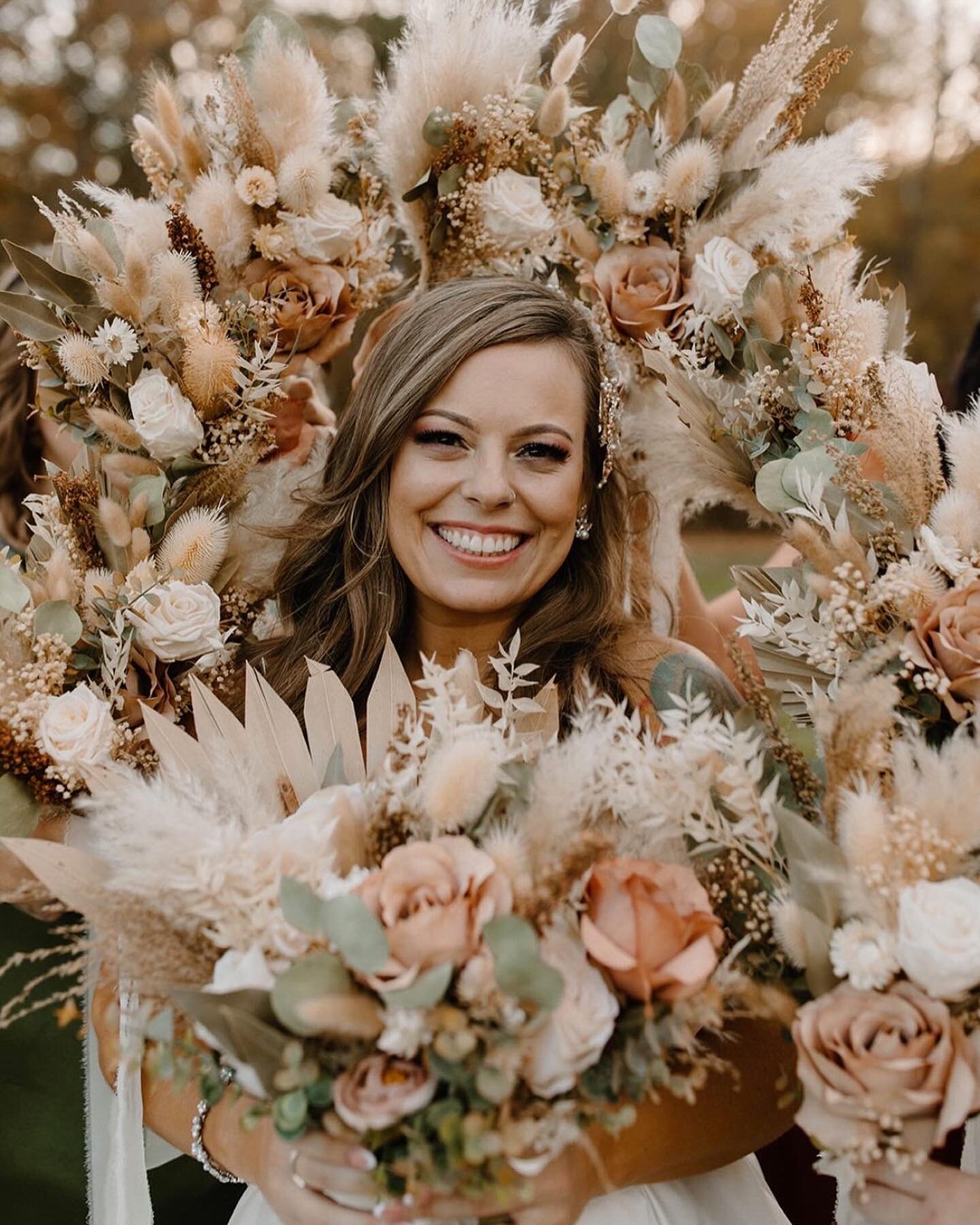 Sneak peeks are like opening up presents on Christmas morning 

Image: @emmgrcephotography 
Bride: @tntshell2