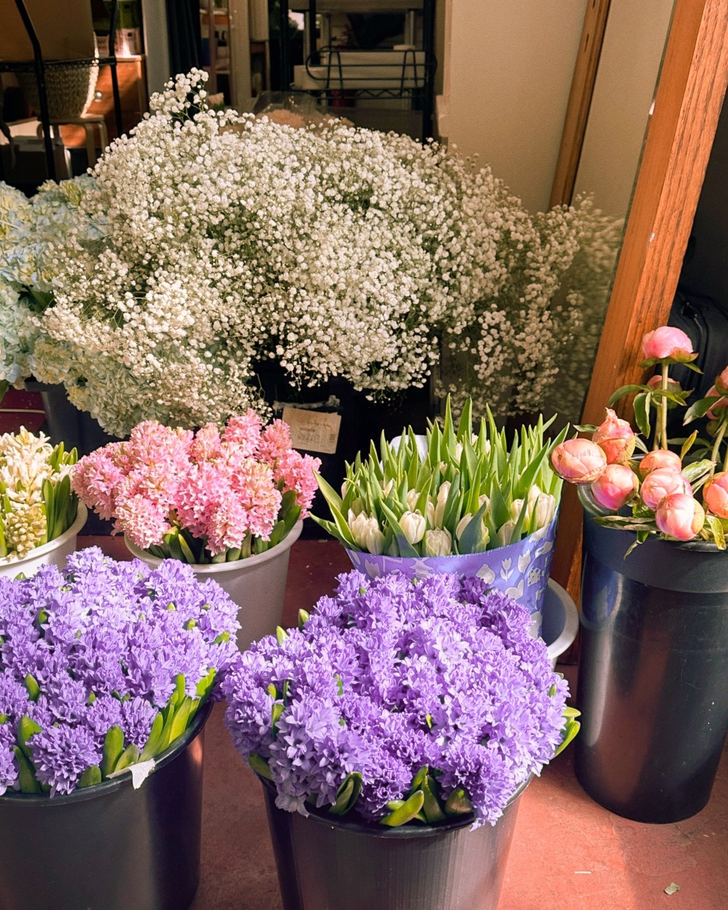 Spring weddings bring hyacinth, tulips, and peonies - and we couldn&rsquo;t be happier about it.

〰

#FloralDesign #WeddingFlorals #FloralShop #Florist #FloralInspo #ErgoFloral #ErgoWedding #MinnesotaFlorist #SpringFlowers