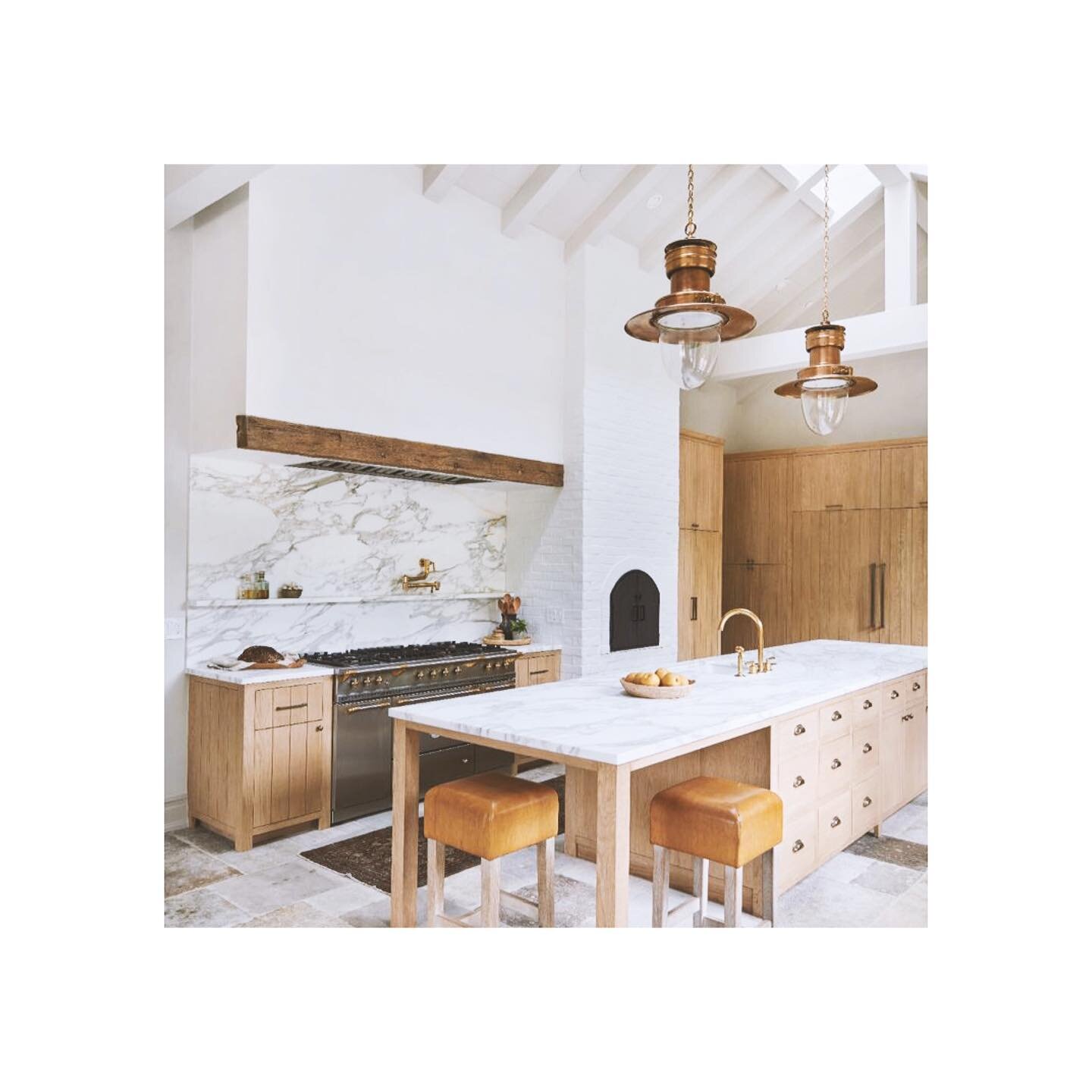 90% of those polled said they find being in the kitchen relaxing. That&rsquo;s my jam to destress and unwind and prepare for busy bustling weeks with little kids. Who else would love a pizza oven in their kitchen?! .
.
.
.
Kitchen photo by one of my 