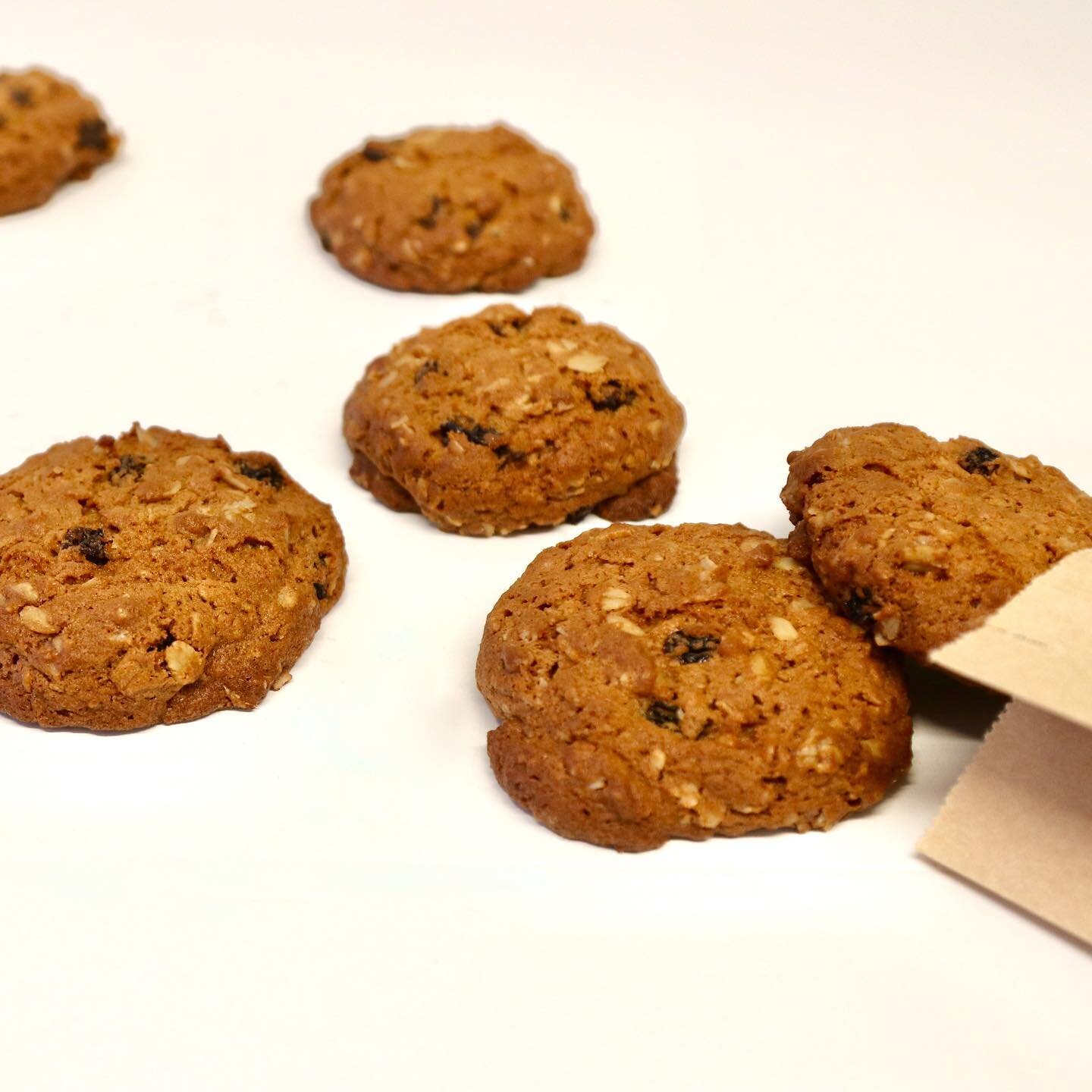 Oatmeal Raisin Cookies are usually a must when looking for a small and quick treat 🍪👨🏽&zwj;🍳 Starting at $1.25 each for large cookies or a package of six regular sized cookies for $2.50. Visit us on our website or call us 416-281-5614! ☺️