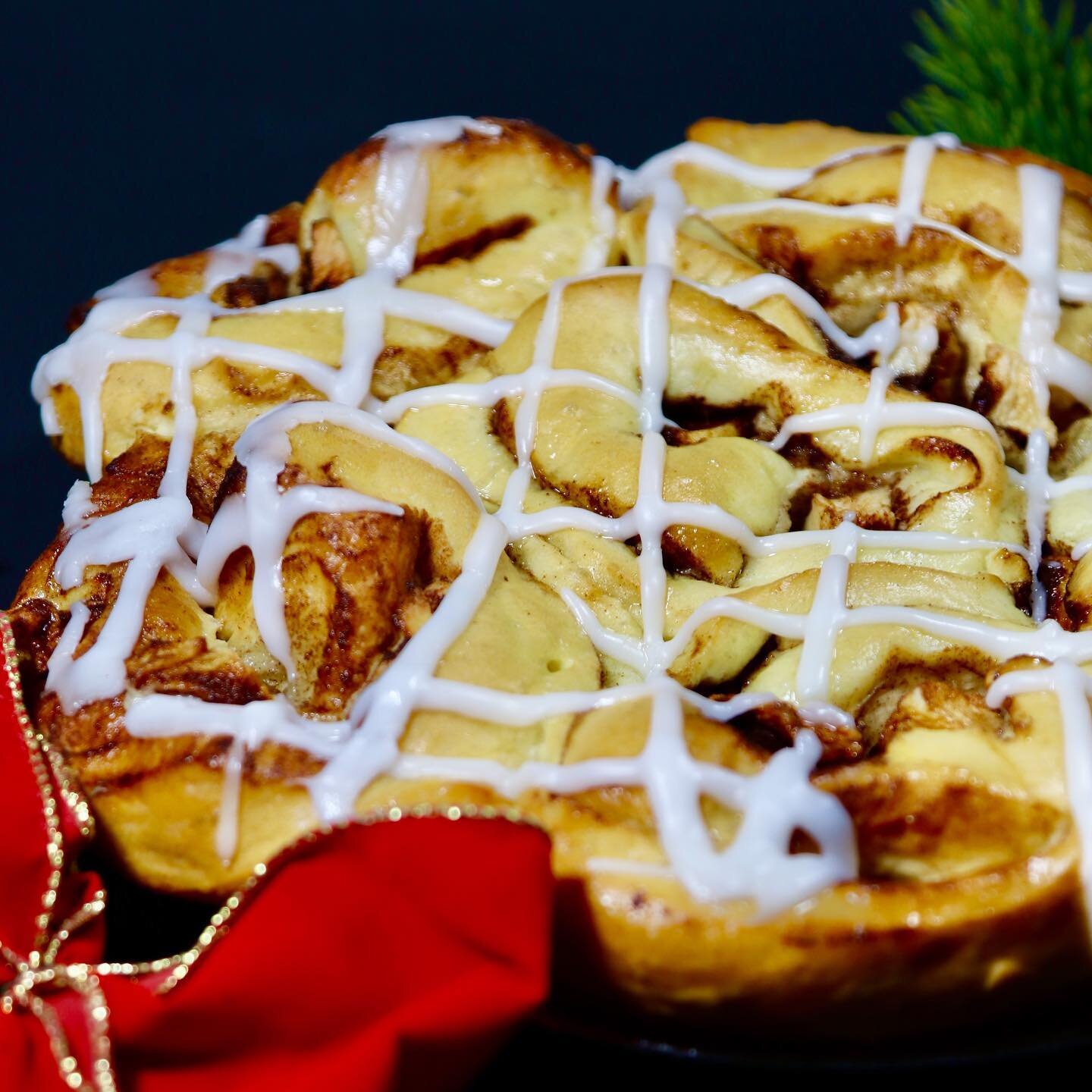 Tis the season... 😊🎄 Come try out our Apple Chelsea buns - layered with cinnamon sugar, filled fresh apple cuts, slathered with our own honey glazed 🍎🍯 Contact us via Phone or order via our website ❤️👨🏽&zwj;🍳