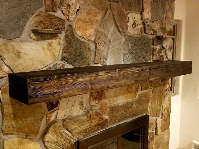 M A N T L E - Built and installed this rustic mantle for a family friend. Gotta love the woodwork!
#roccos.woodworking #mantle #woodworker