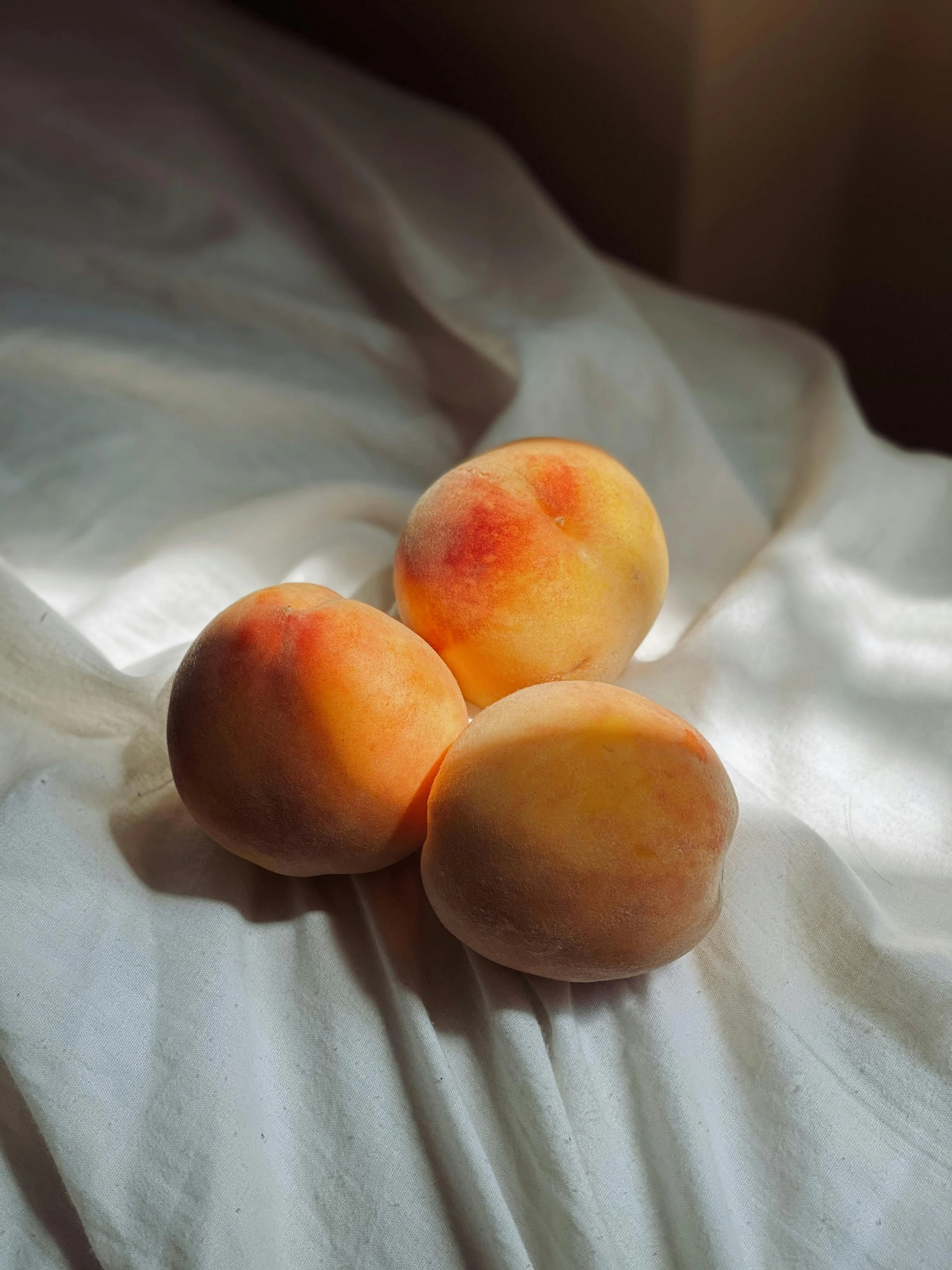 Ripe peaches by Sofi Aditami.
