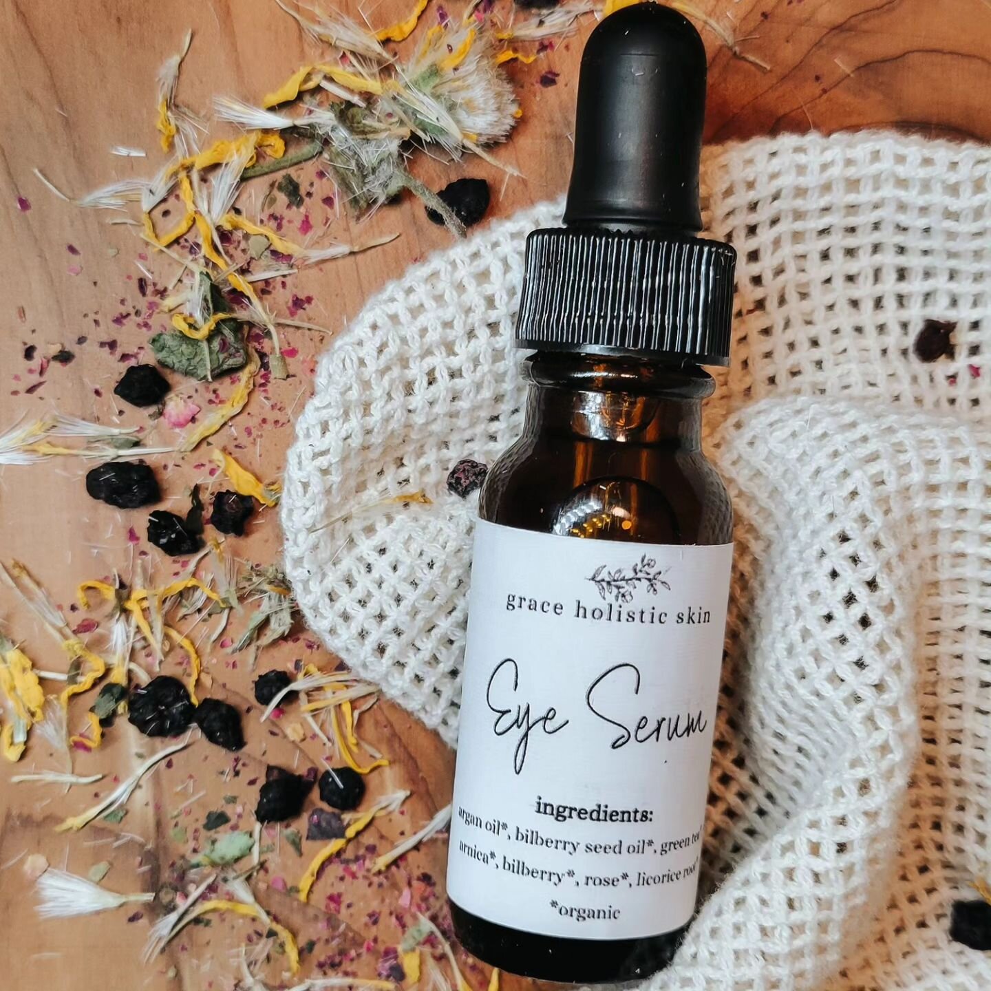 Softening and quickly absorbing argan oil, infused with green tea, arnica, bilberry, licorice root, and rose, combined with bilberry seed oil, make up this beautifully nourishing eye serum. 

It is loaded with antioxidants and nutrients to support th