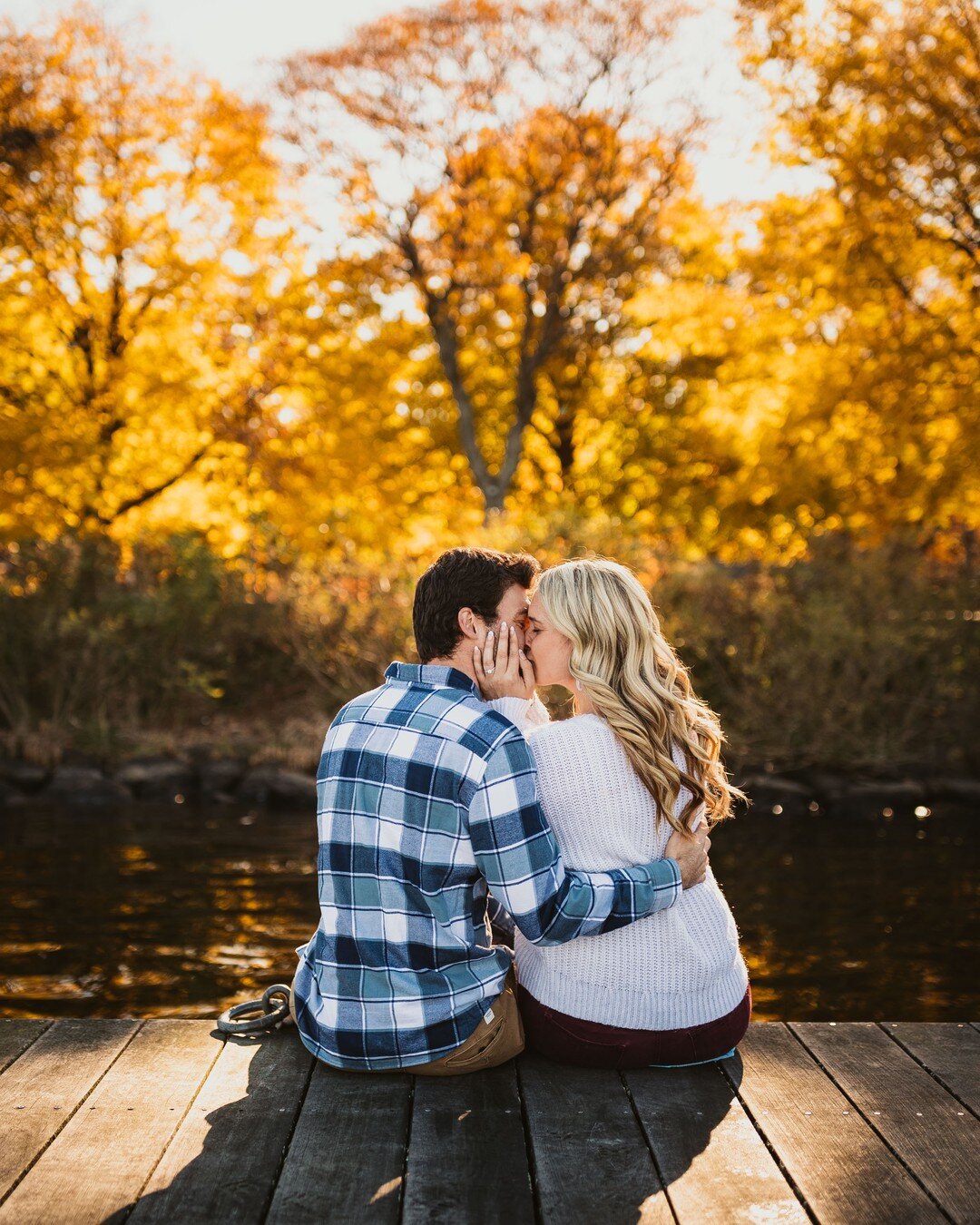 Lovers by the dock.

@mikedubs1523 @liza.macleod @esplanadeinboston 

#bostonengagement #bostonengagementphotographer #bostonengagementsession #bostonengagementphotos #bostonphotographer #bostonfall #bostonfallseason #charlesriver #charlesriveresplan