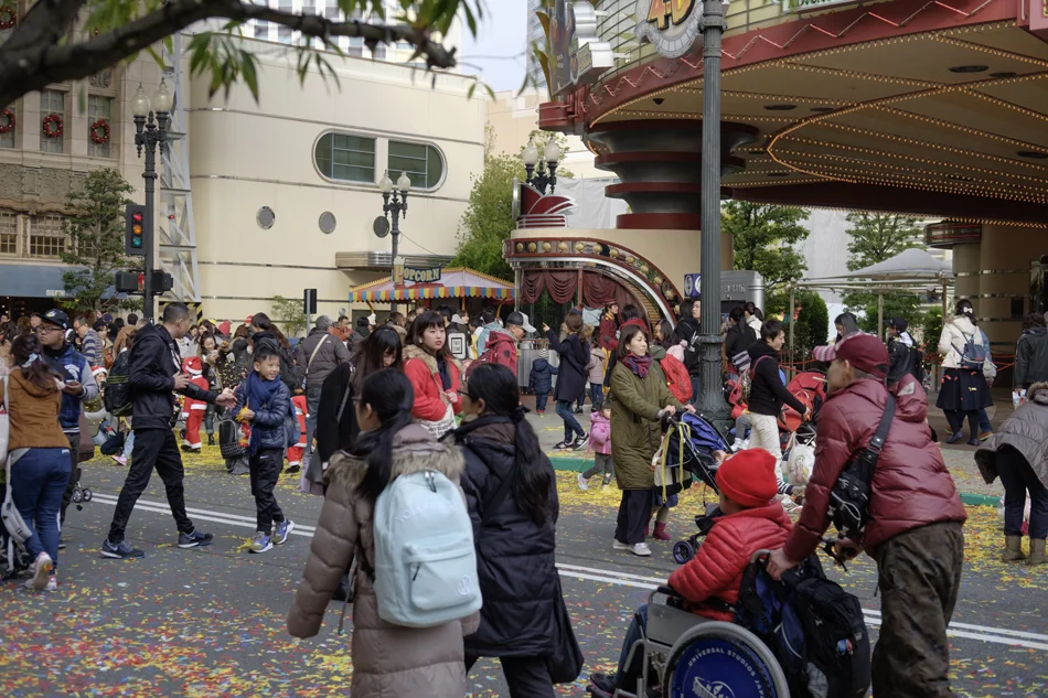 49 park-goers crossign the road.jpg