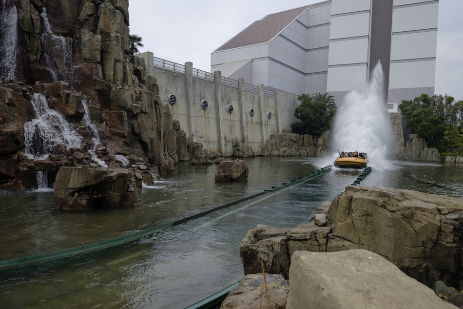 42A beginning of Jurassic ride splash.jpg