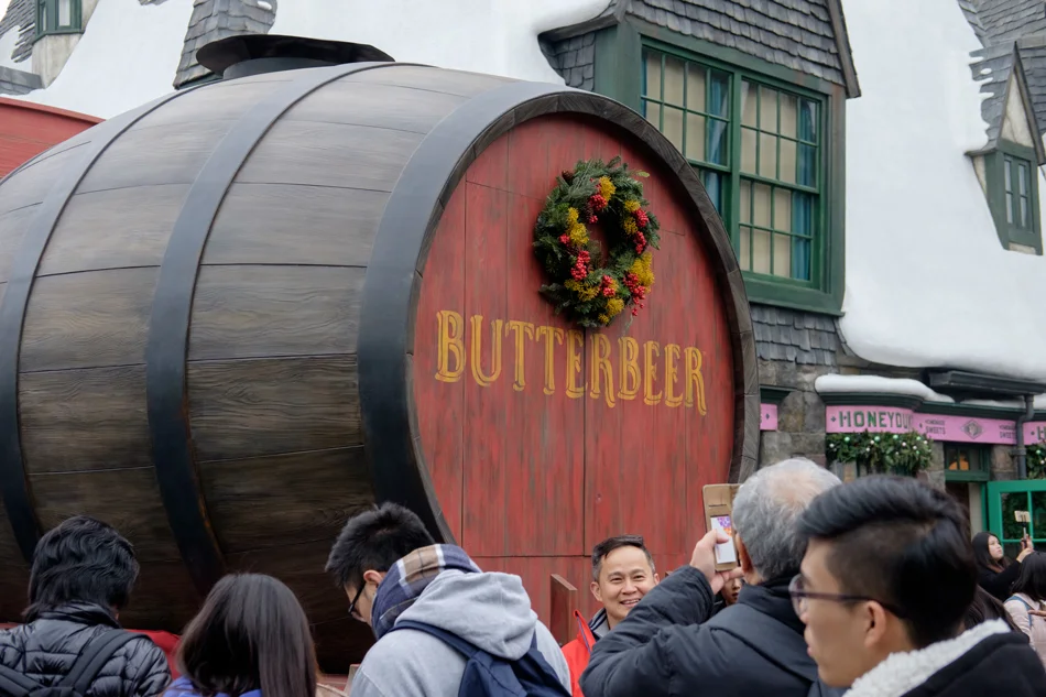 14 big barrel of butterbeer and its long queue.jpg