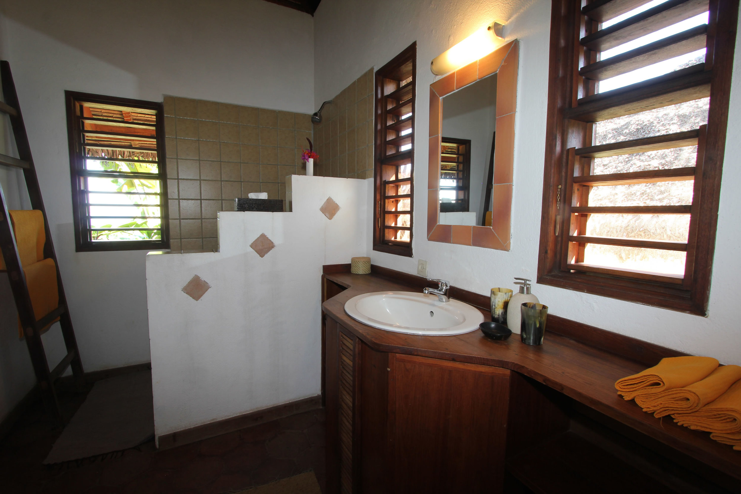 Ravinala bungalow bathroom