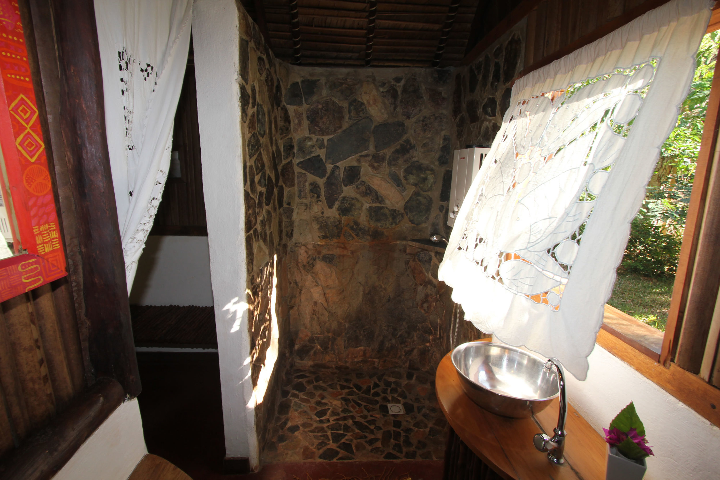 Mango bungalow bathroom