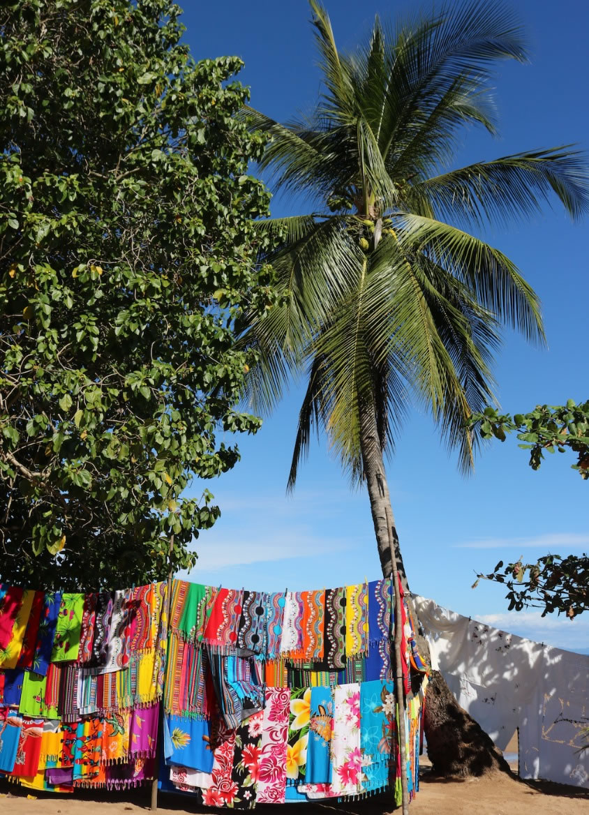 Nosy Sakatia village stalls