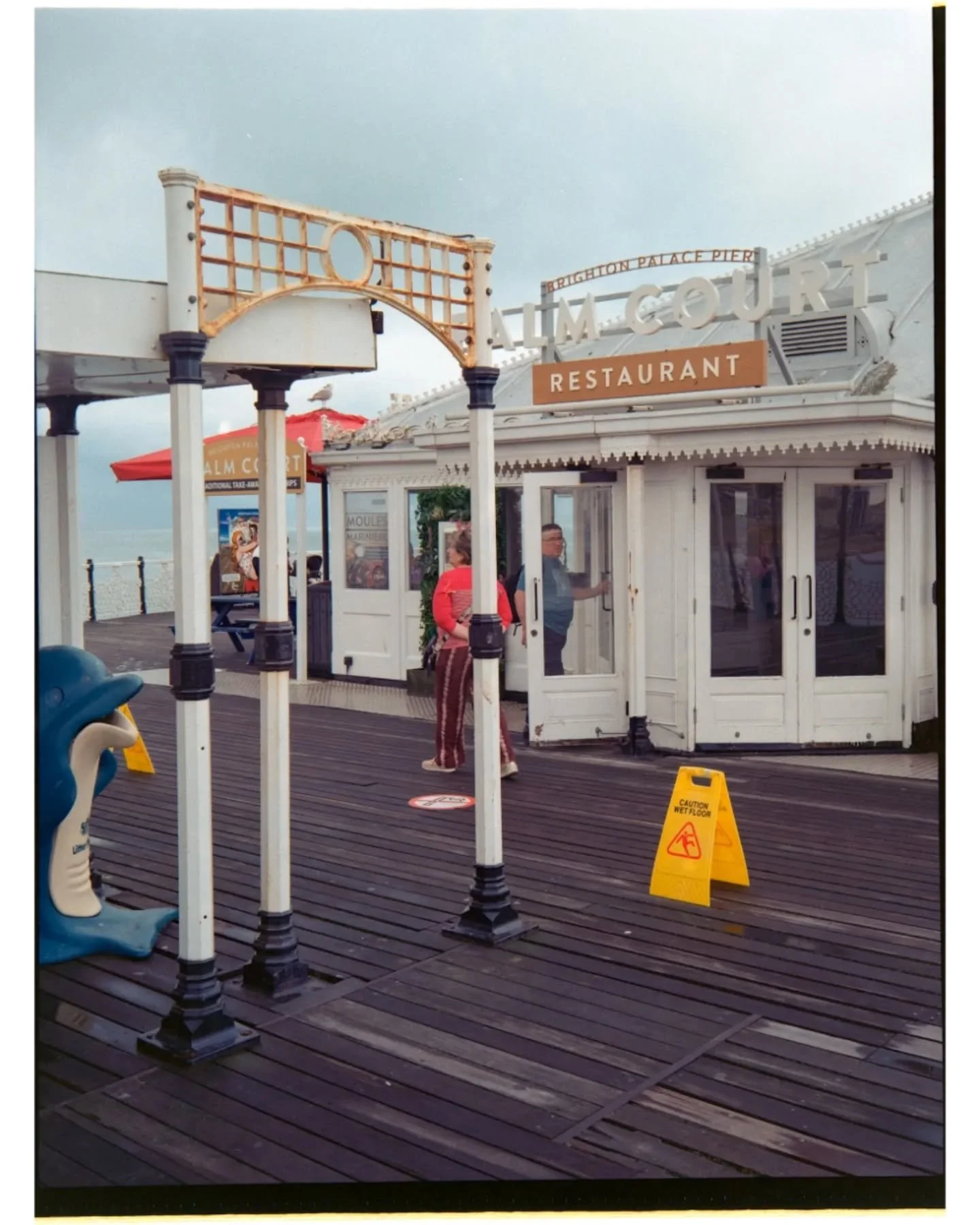 A set from some winter photowalk this winter. 

SWIPE ⬅️

#fujigs645s #120 #fomapan400 #kodakgold200