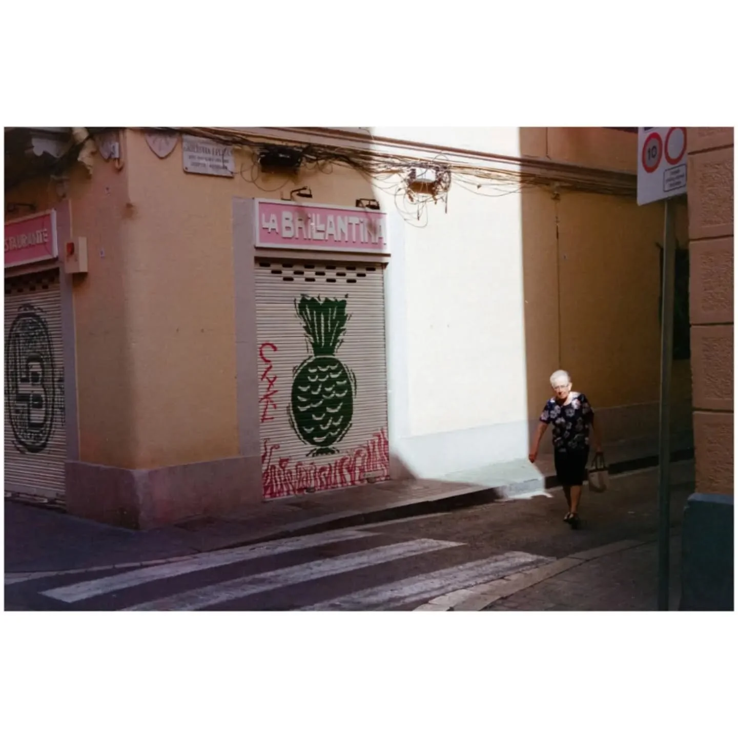 Vignettes from a trip to Barcelona in 2022 for my 50th birthday with the kids, Leica in hand. Wandering these streets means constantly moving between quiet, sun-drenched moments.

SWIPE ⬅️

​Splitting the week between the grit of black and white emul
