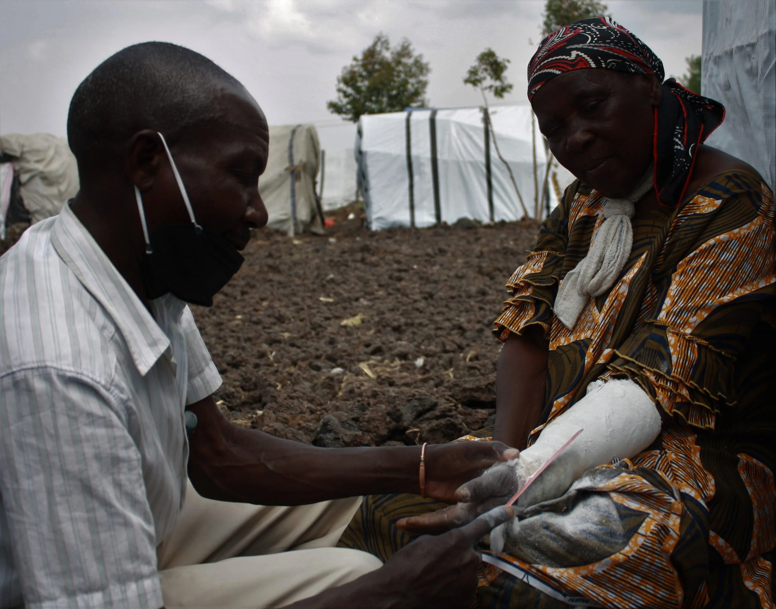  Bembeleza Musalia fell onto lava rocks after Nyiragongo erupted, breaking her arm. Her husband, who has no medical training, helped her cut off her cast using a small metal file. Musalia worked as a tailor before the may eruption, but the lava destr