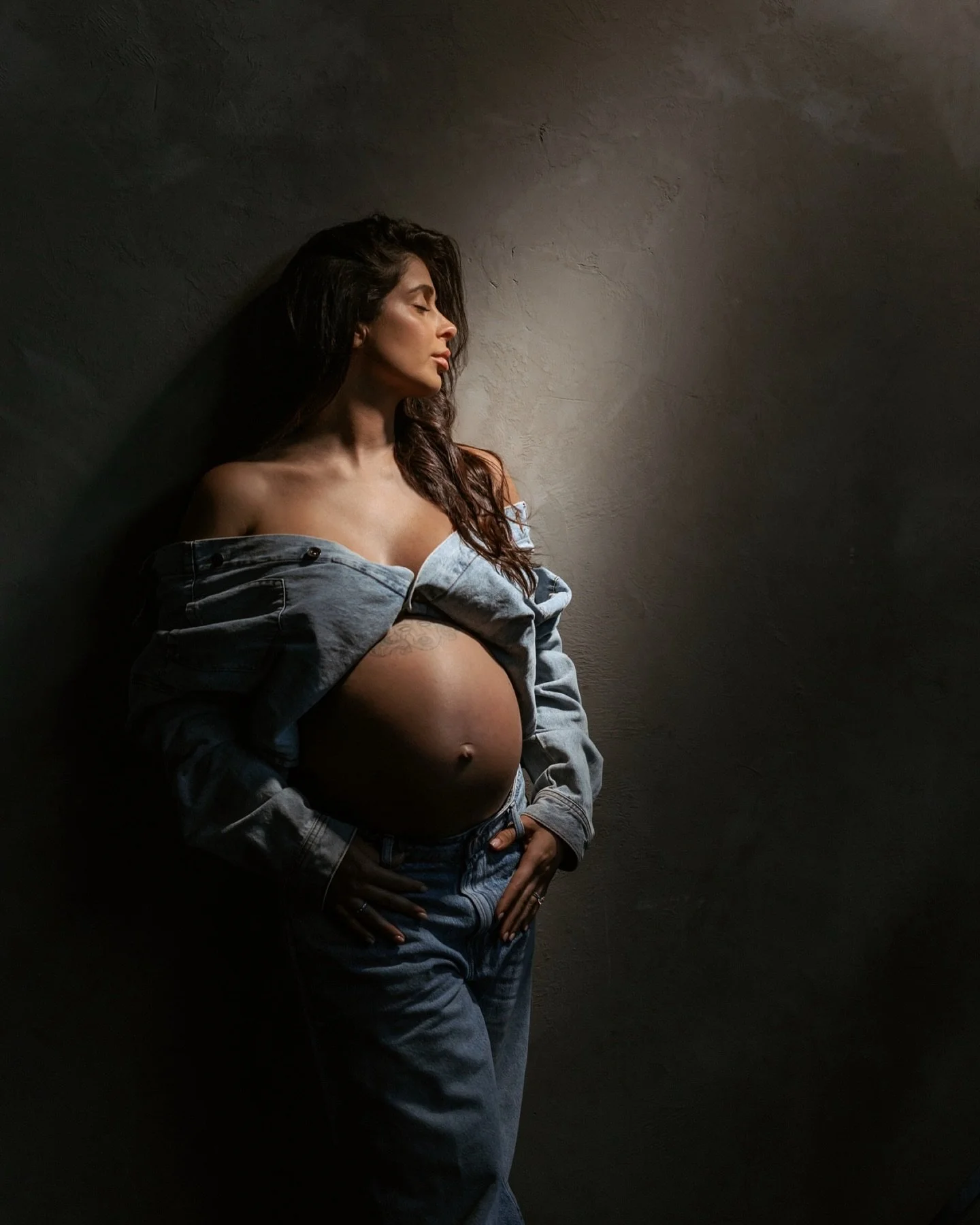Creative lighting workshop with a dream team of models, photographers and the very talented @anastasiiaprodous_portraits.  Learning from Ana is so fun, spontaneous and incredibly inspiring. I&rsquo;m eager to incorporate some new exciting changes in 