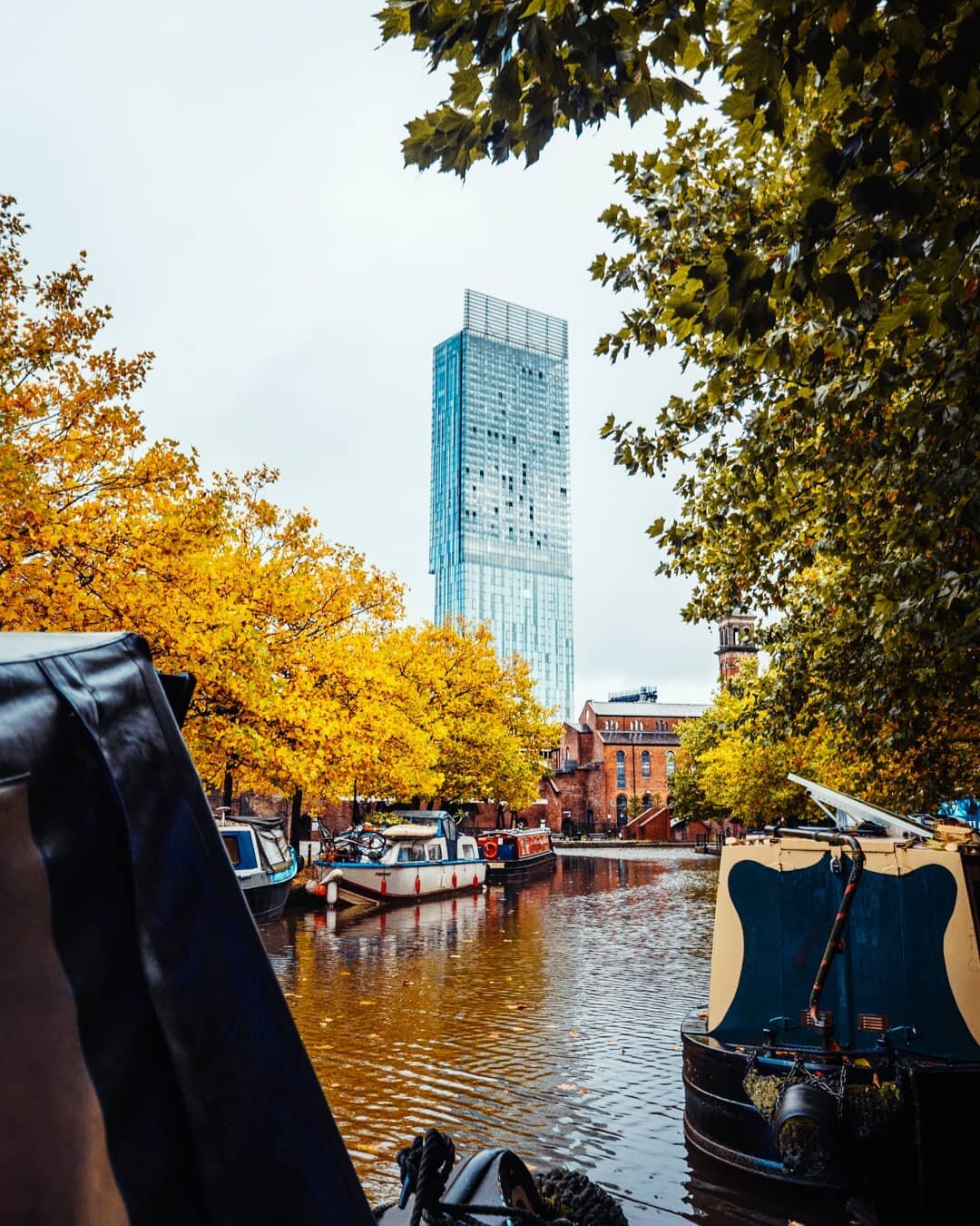 Taking any opportunity to get outside at the moment. Captured this last week while walking around Castlefield with @fionawhtlw 🍁
⠀
⠀
📸 Panasonic GH5 📸
Lens - 12-60/F2.8
Exposure Time - 1/640
Focal Length - 12mm
ISO Speed - 200
F-Number - 2.8
⠀
⠀
⠀