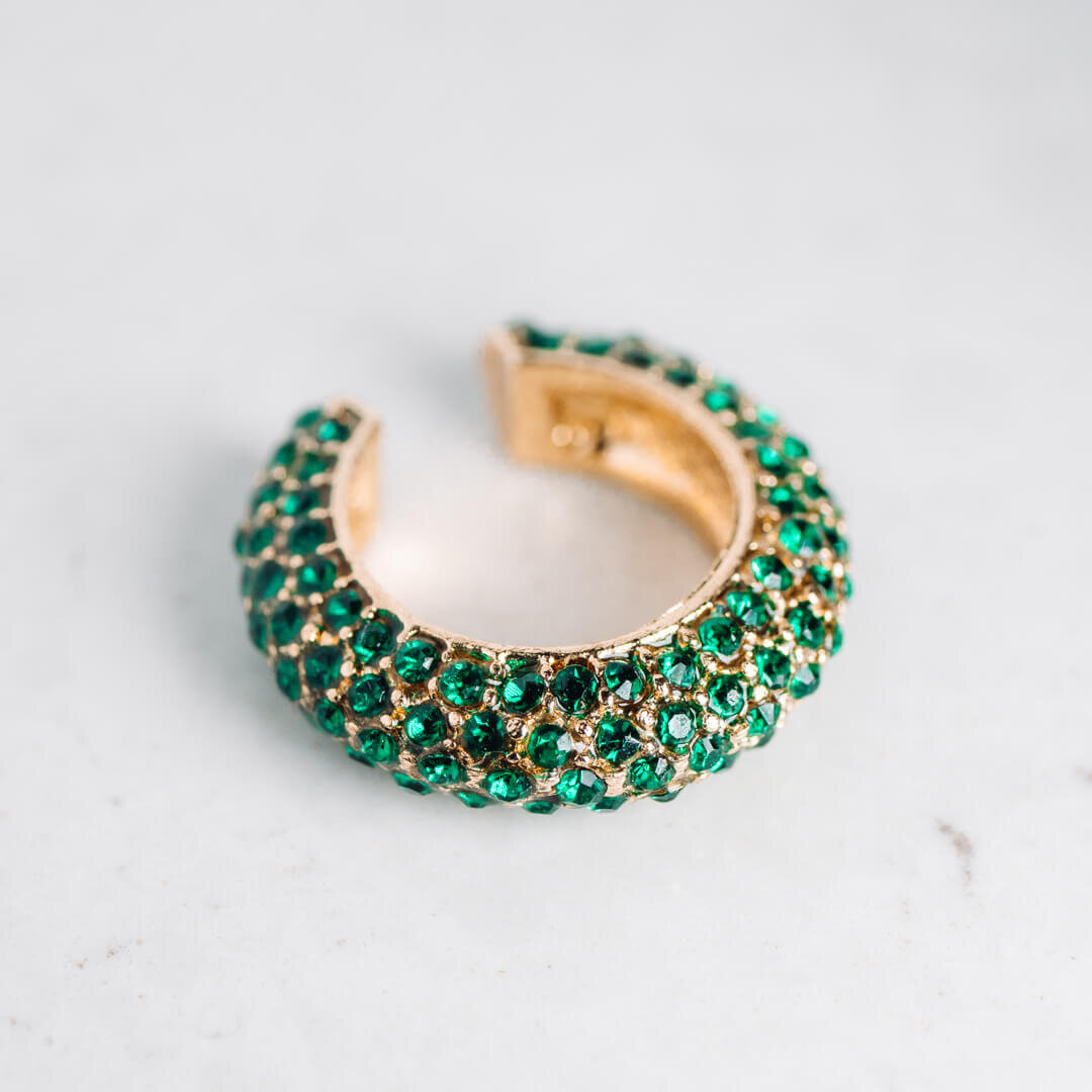 Studios macro photography of a green diamond vintage ring