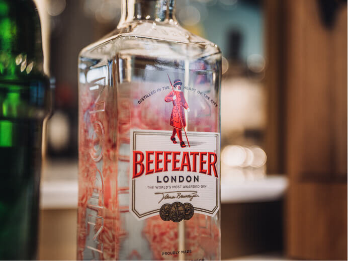 Photography capturing the table of a beefeater spirit in 1903 Lounge