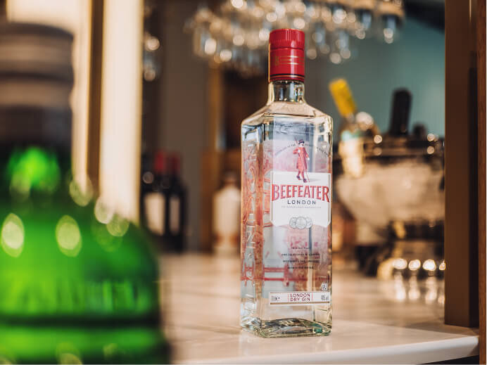 Photography showing a full bottle of Beefeater spirit  