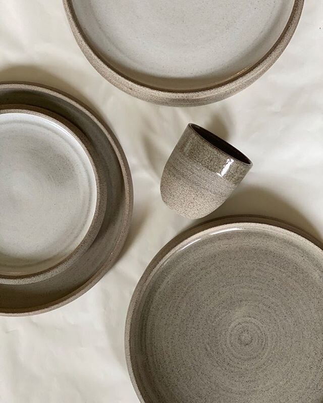 Tasses et assiettes 🐘🕊 duo de terre grise, à combiner pour faire vibrer les tons et la matière. C’est une petite commande prête pour Laurence et qui va rejoindre les belles soirées, les discussions passionnées et les de délicieux repas. Aaah la vie