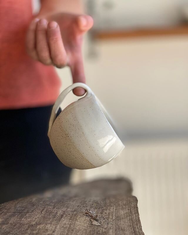 • Lâcher prise •
Tasse beige mouchetée - émail blanc .
.
Grand ciel bleu infini 
Confinement 
Liberté dans notre tête ☁️☁️
.
. .
. .

#clay #hands #stayhome #wanderandexplore #freedominmymind #maker #handmadeceramics #potter  #authentic  #kinfolktabl