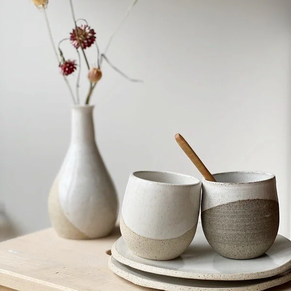 • Petit déjeuner tout doux • 
avec ces petites assiettes en terre mouchetée et émail blanc nuage ☁️ et le duo de tasses. Ce set date de la vente en ligne précédente. 
Et la suivante ... 
🌟 Je commence t