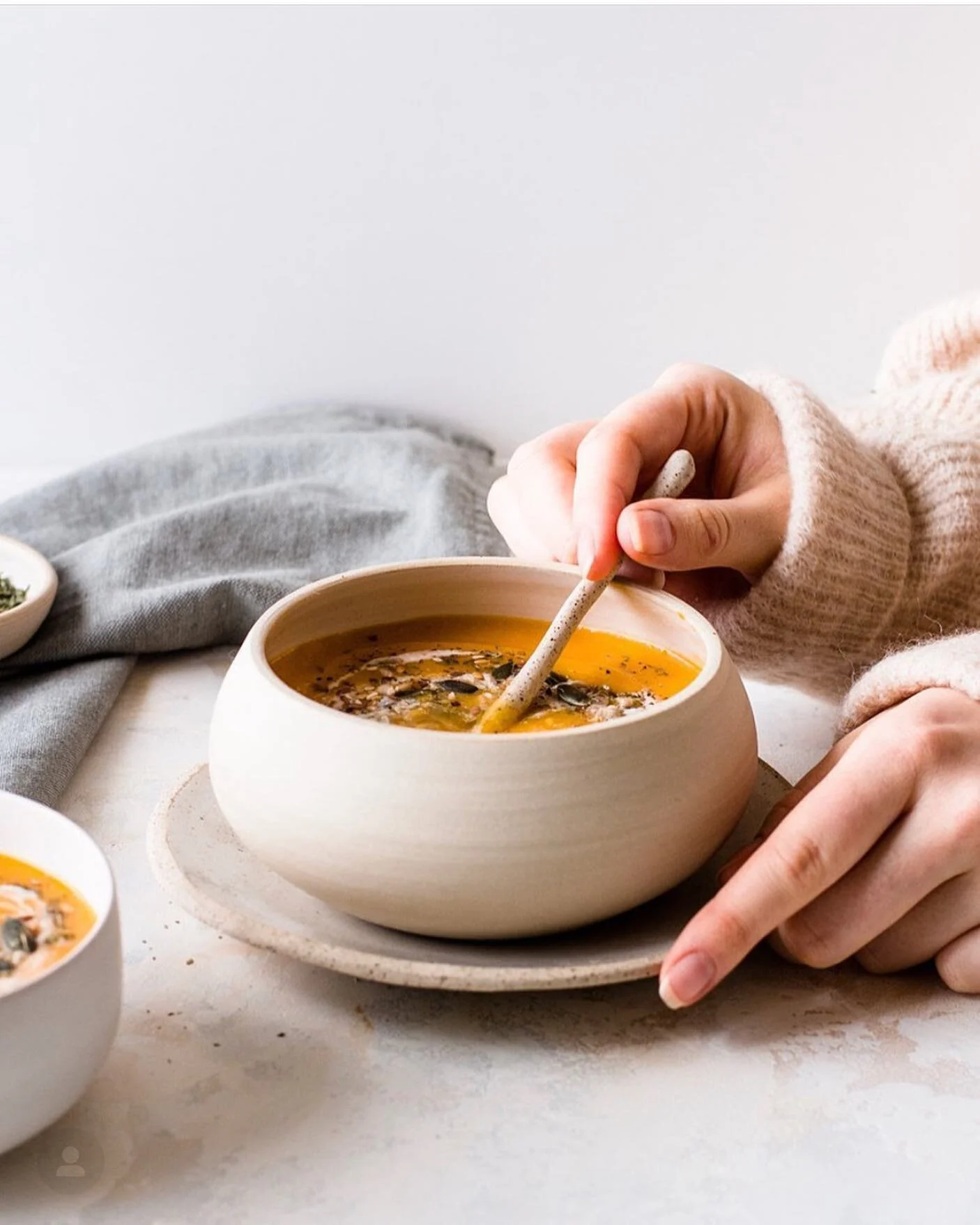 Combo special : Mai & soupe 😅
Oui on est en mai mais j’avoue que je suis encore bien tentée par une petite soupe chaude 😉.
Je suis retombée sur cette jolie photo de @cookingwithelo et le soleil avait l’air de se trouv