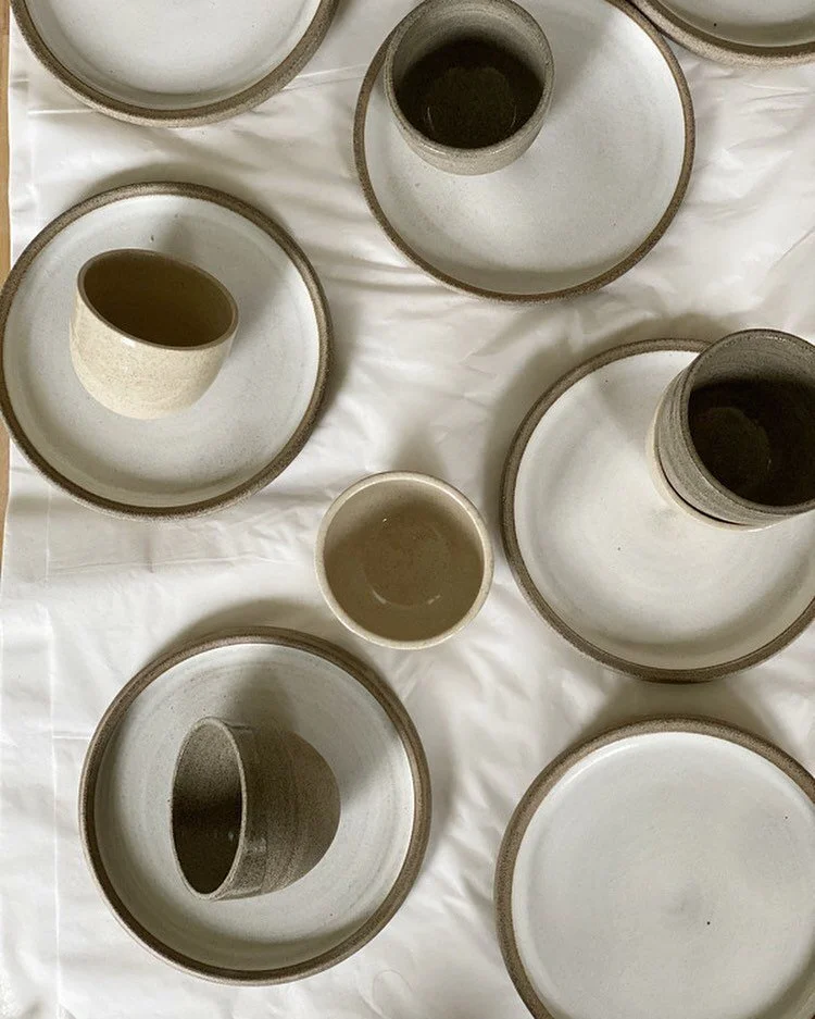 La commande terminée pour @kami.brussels 
Leur terrasse ouvre le 8 mai ☀️💛
Et pour en profiter : tasses latte, assiettes et plateaux pour présenter leurs petites préparations délicieuses! 
Hâte de voir ces pi&egra