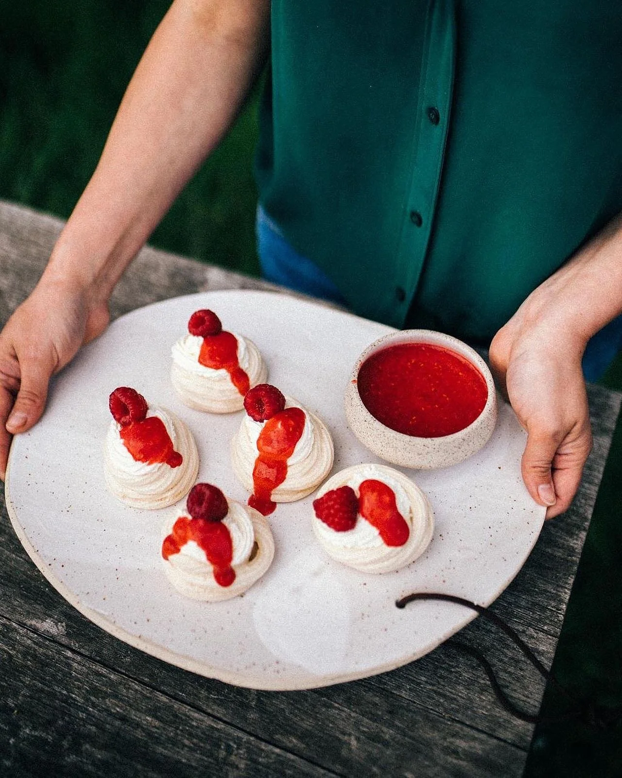 ☀️Trop fière! ☀️
Meggan @fouettmagic et Lindsay @lindsay.zebier.photography ont sorti ensemble un très beau livre de recettes {À TABLE, ENSEMBLE} et …. 🥁 tadam les céramiques de l’atelier y sont tellement bi