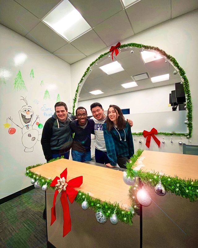 On the last day of finals🎶, my team of festive elves decorated our office for the holidays! ✨🎄🌟🎁