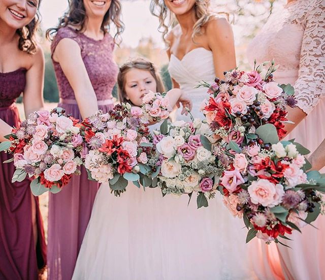 We 💜 big beautiful bridal bouquets!