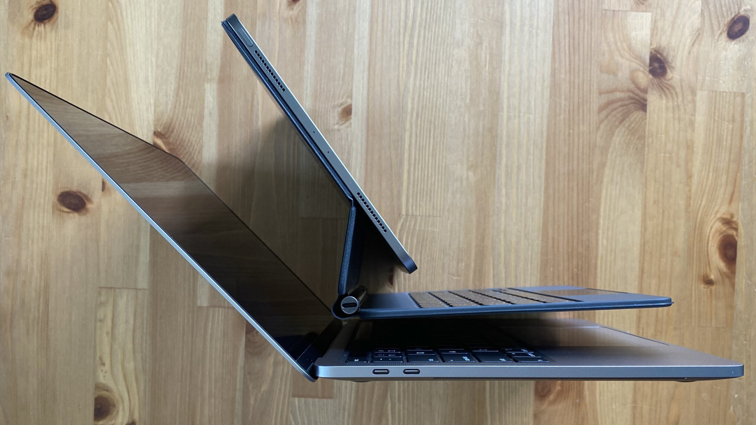 Comaring the hinge against a MacBook Pro