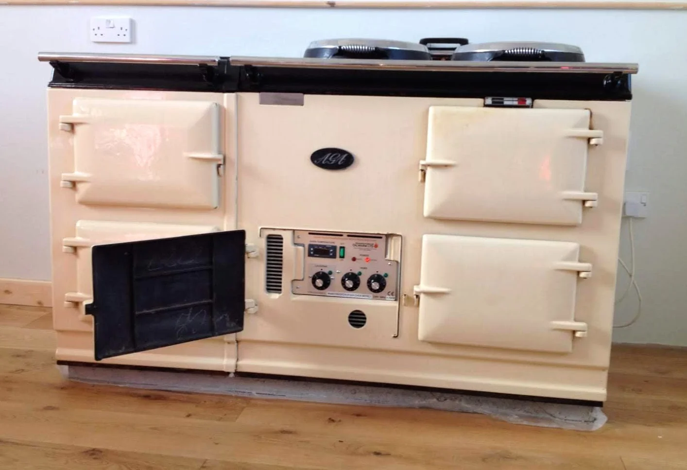 We recently completed the electric conversion of a beautiful classic white AGA. The AGA now has added versatility and greater all round efficiency with the modern and simple to use control panel.