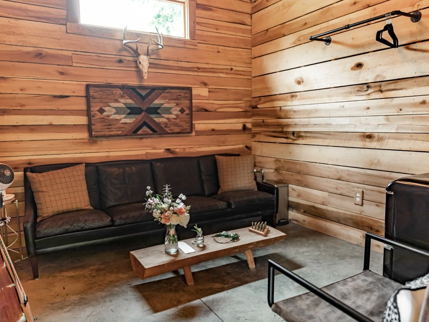 For weddings, we love using this space as the groom&rsquo;s room, but when you book with Whitewood Hollow, it can be whatever you want it to be. ✨ A lounge, a photo spot, a quiet place to get ready&hellip; it&rsquo;s yours to make your own. 🤍

#whit