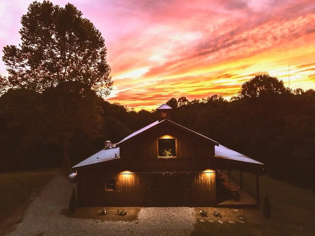 There&rsquo;s nothing quite like a fall sunset over our barn 🌅&nbsp;🍂

Book your fall events to see it for yourself 💛

#whitewoodhollow #nashvilleweddingvenue #tennesseeeventspace