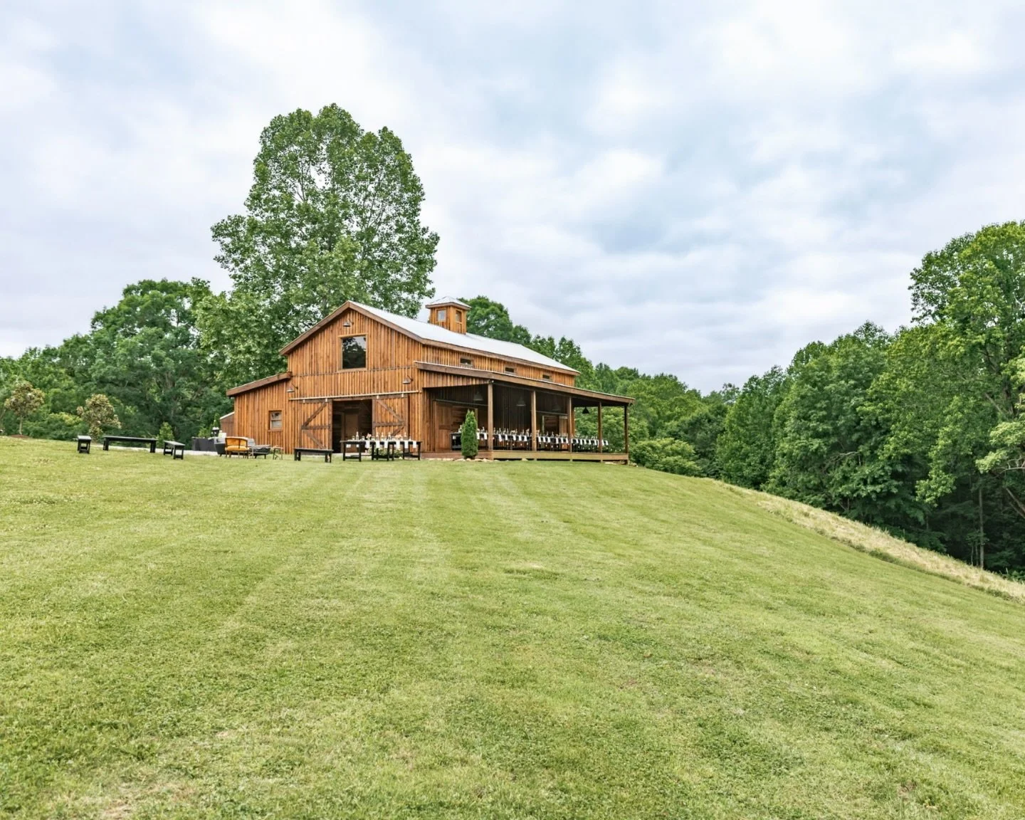 It all starts with the view, our sweet little barn looking like a dream. ✨🤍
But the real fun is zooming in on all the pretty details. We&rsquo;re here for the big love in the tiniest touches 💛 

📸: Karen Harris Photography

#tablescapegoals #barnw