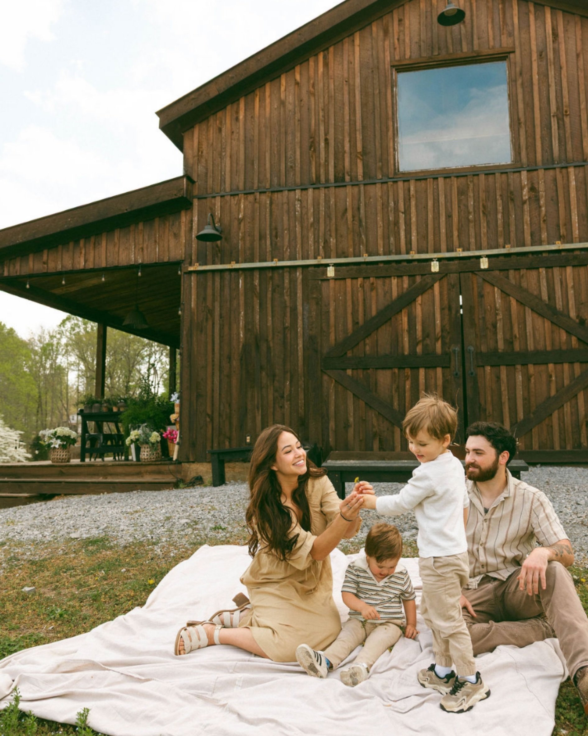 Whitewood Hollow, the perfect backdrop for your spring family portraits 🌷🤍