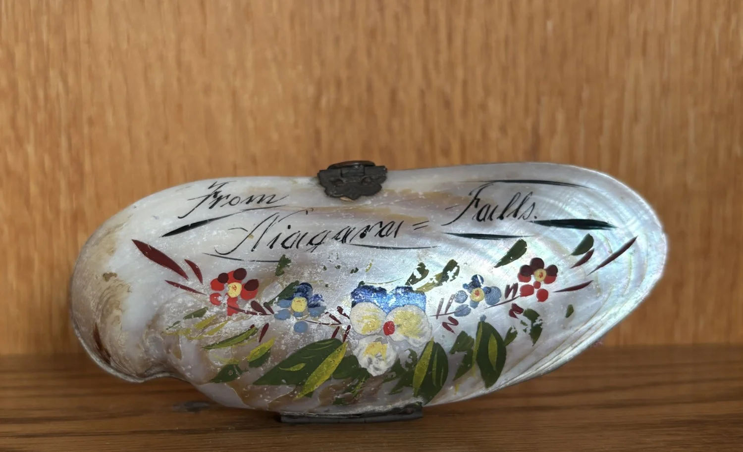 Souvenir “Niagara Falls” snap purse made from a freshwater bivalve shell. Source unknown. PRI Education Collection