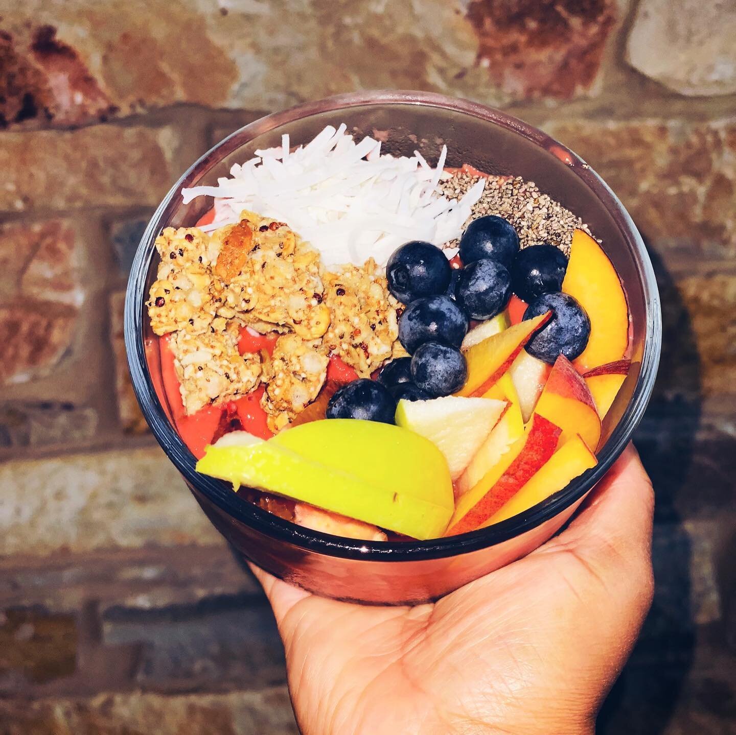 Lately, I&rsquo;ve been so obsessed with making smoothie bowls!!! This smoothie was so delicious I have to share the recipe with you all. 

Smoothie :
- Mango 
- Avocado 
- Raspberries 
- Yogurt 
- Beet juice 

Toppings :
- Blood orange 
- Peaches
- 