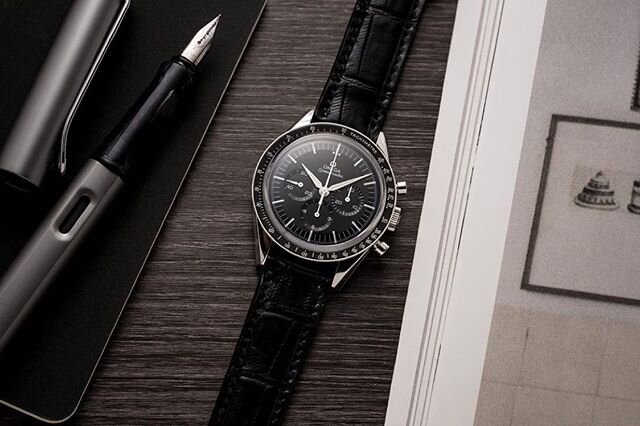 Two things we can always count on... 1) Black Alligator to be a timeless classic strap choice, and 2) @stuffandwatches to take incredible photos 🐊📸👌
.
.
.
.
.
.
.
.
#speedmaster #alligatorstrap #omega #speedy #moonwatch #watchstrap #strapaddict #s