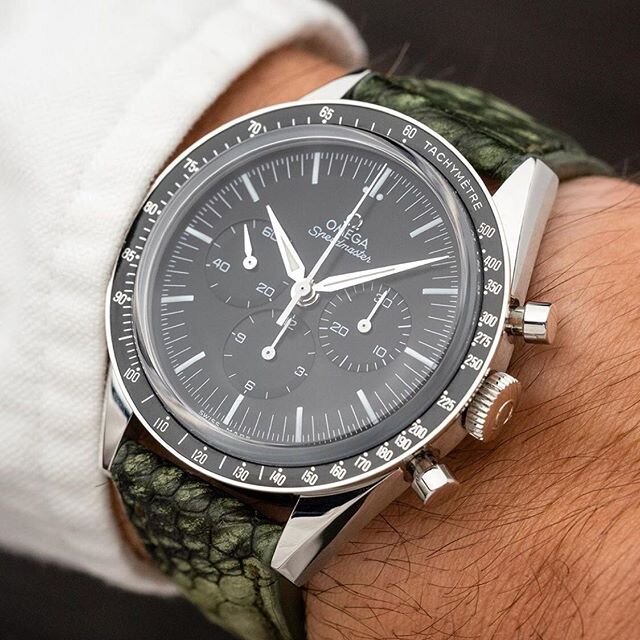 Sage Green Ostrich on a Speedmaster from @stuffandwatches 🌝⏱
.
.
.
.
.
.
#speedmaster #omega #speedypro #speedmasterprofessional #omegawatch #moonwatch #omegawatches #watchstraps #leatherwatchstrap #ostrichstrap #chronograph #fios #firstomegainspace